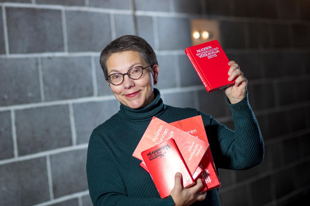 – Punaisesta laulukirjasta eli Nuoren seurakunnan veisukirjan eri painoksista löytyy paljon laulettavaa, sanoo Tapiolan seurakunnan kanttori Liisa Malkamäki.