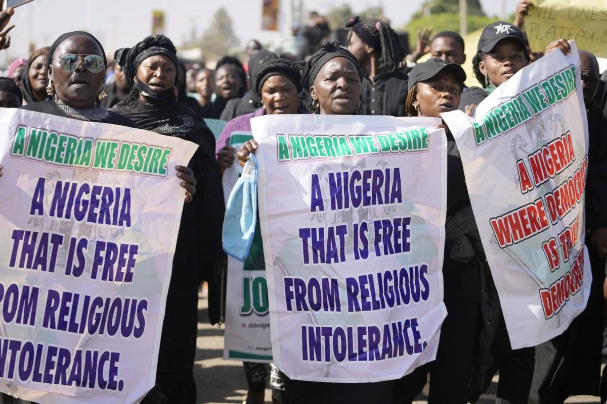 Nigeriassa osoitettiin 6. tammikuuta mieltä uskonnollisen väkivallan uhrien muistoksi. Jouluaattona ainakin 140 ihmistä kuoli, kun aseistautuneet miehet hyökkäsivät syrjäisiin kyliin Plateaun osavaltiossa maan keskiosassa. Kuva Sunday Alamba / AP / Lehtikuva.