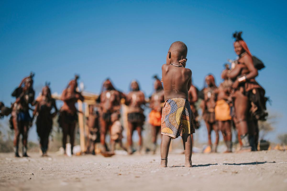 Namibialaisen Himba-heimon väkeä kuvattuna perinteisissä asuissa. Kuva Edwin Tan / Getty Images.