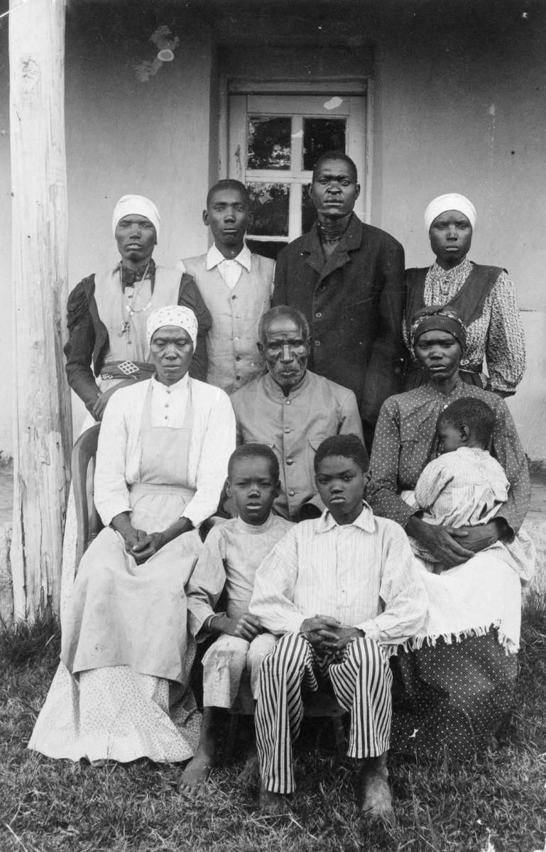 Ondongan seurakunnan vanhin jäsen Sakeus (Akapundja) perheineen vuonna 1903. Kuva August Penttinen / Museovirasto.