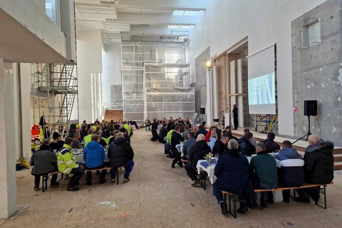 Kirkkosalissa vietettiin harjannostajaisia keskiviikkona 17. tammikuuta. Tilaisuuden juonsi peruskorjauksen projektipäällikkö Juha Paukkeri. Kuva: Katriina Harviainen.