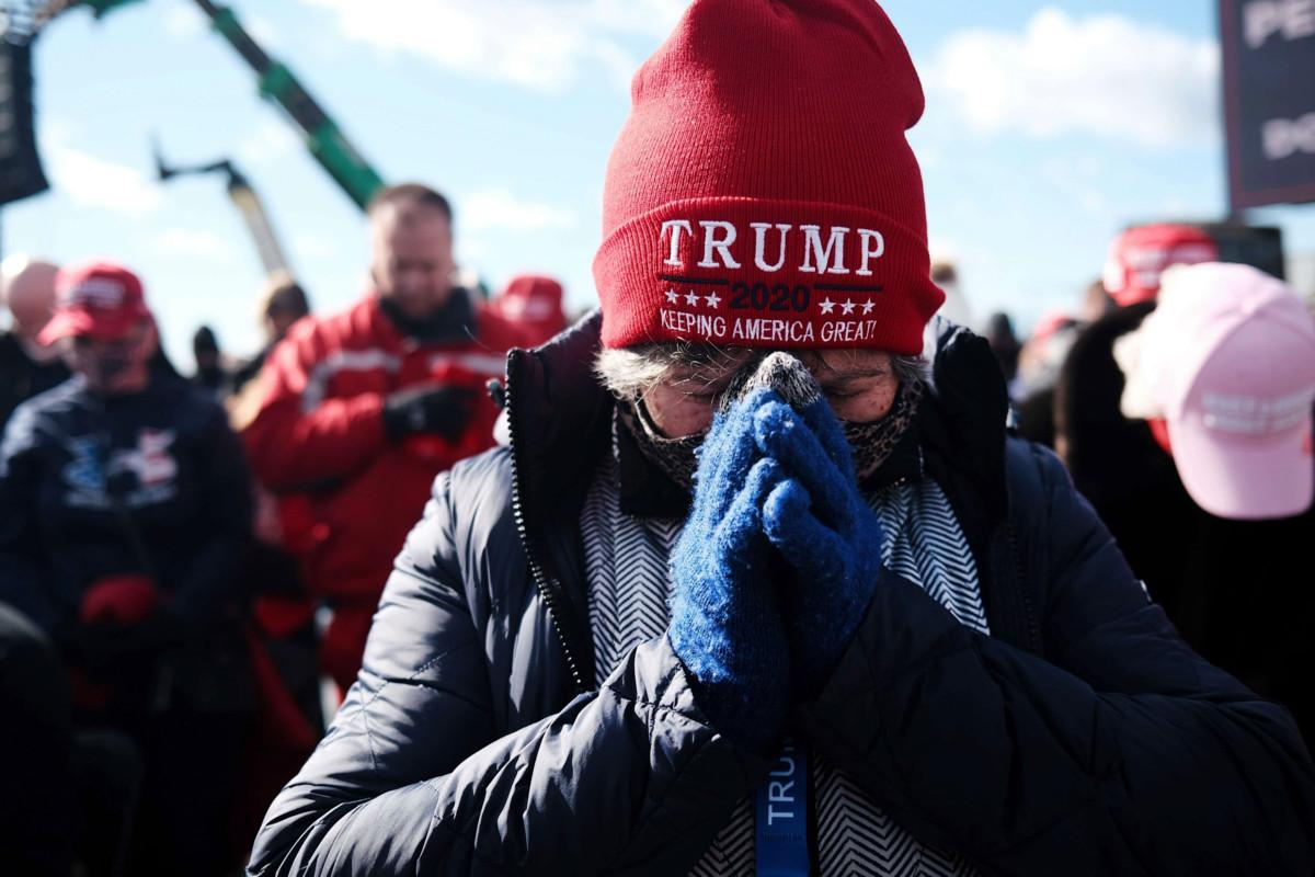 Donald Trumpin kannattajat rukoilivat hänen kampanjatilaisuudessaan Pennsylvanian osavaltiossa lokakuussa 2020 edellisten presidentinvaalien alla. Kuva AFP/Lehtikuva/Spencer Platt