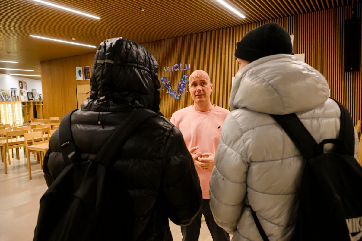 Ilkka Kanerva on työskennellyt lasten ja nuorten parissa Vuosaaren alueella 20 vuotta. Maailma on muuttunut, mutta päällimmäiset huolenaiheet pysyneet melko samoina.