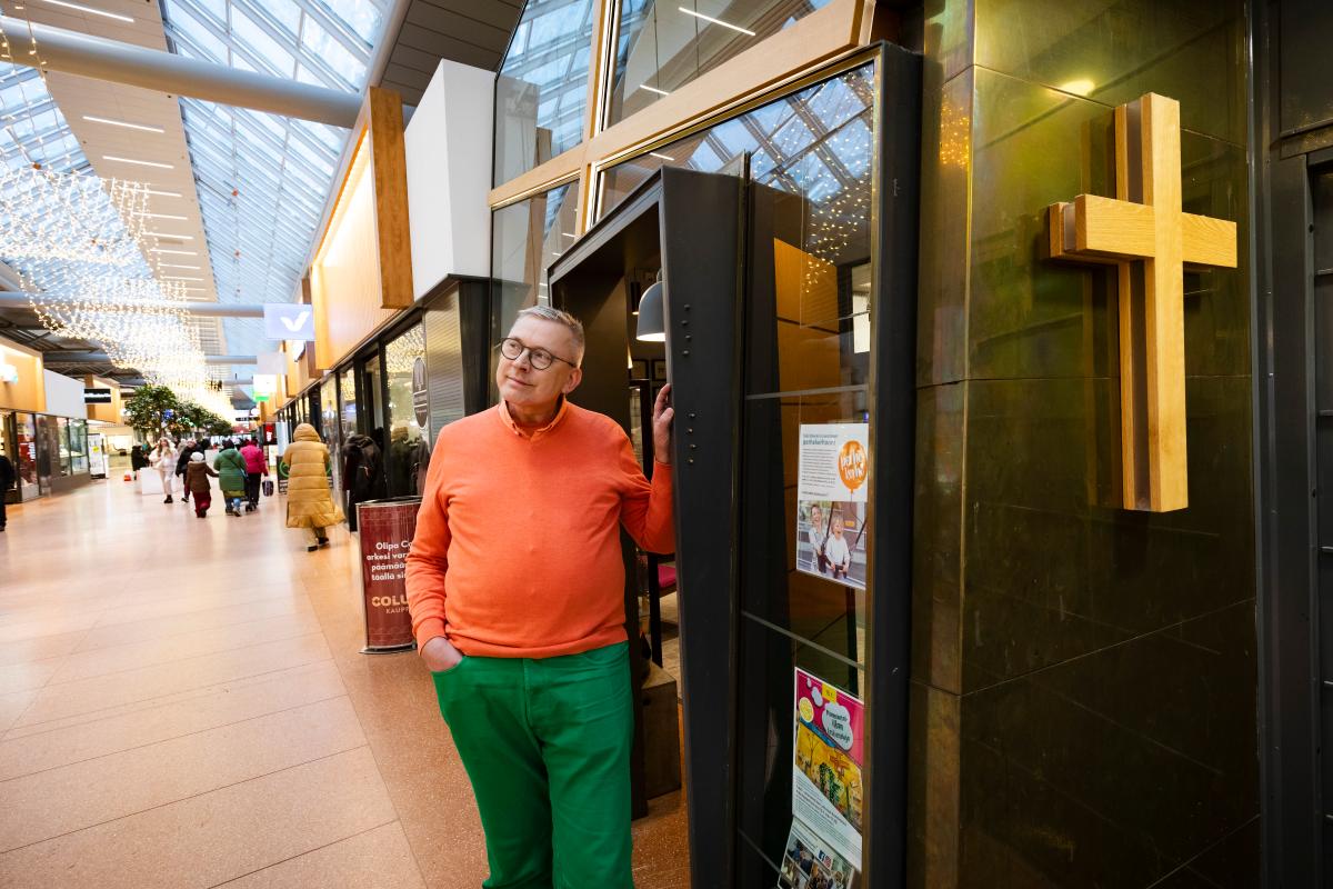 Pauli Löija puhuu Katukappelissa, joka sijaitsee Columbus-kauppakeskuksessa Vuosaaren metroaseman vieressä. Sen ohi kulkee satoja ihmisiä päivittäin.