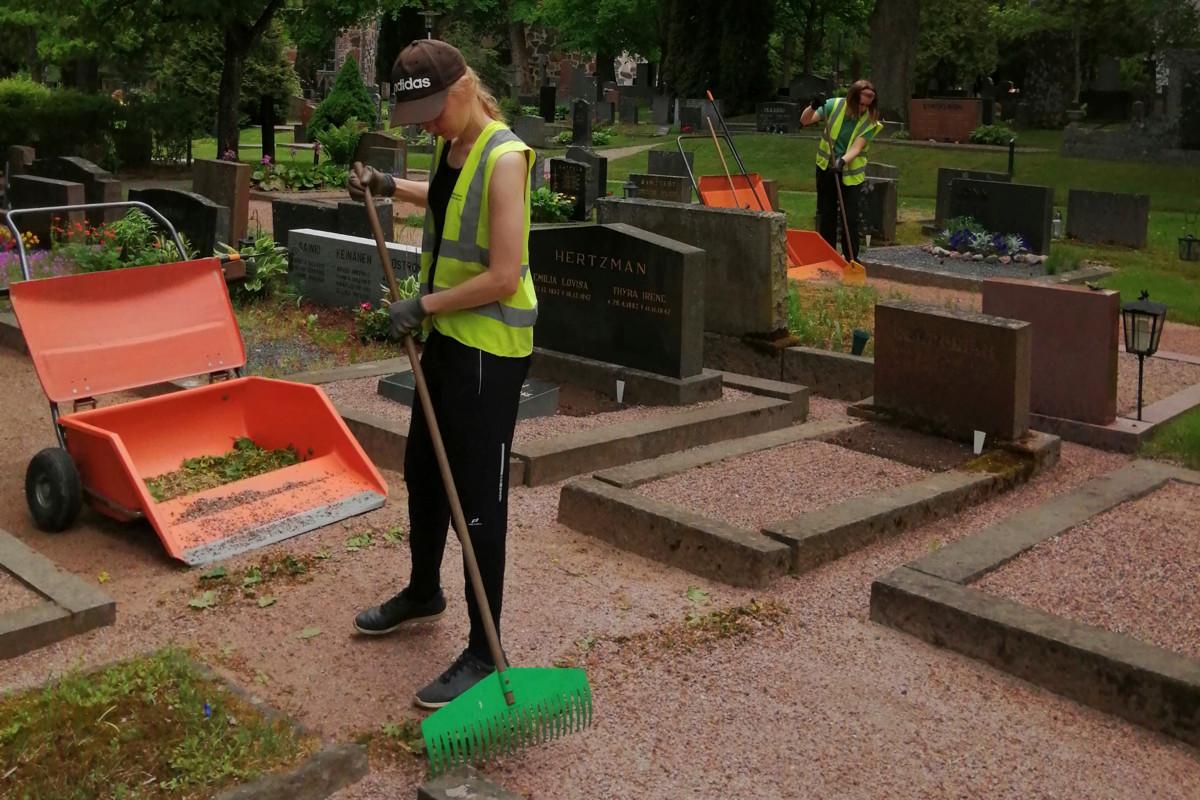 Hautausmaa on ollut monelle suomalaiselle ensimmäinen työpaikka. Töitä on yhä tarjolla myös alaikäisille. 
