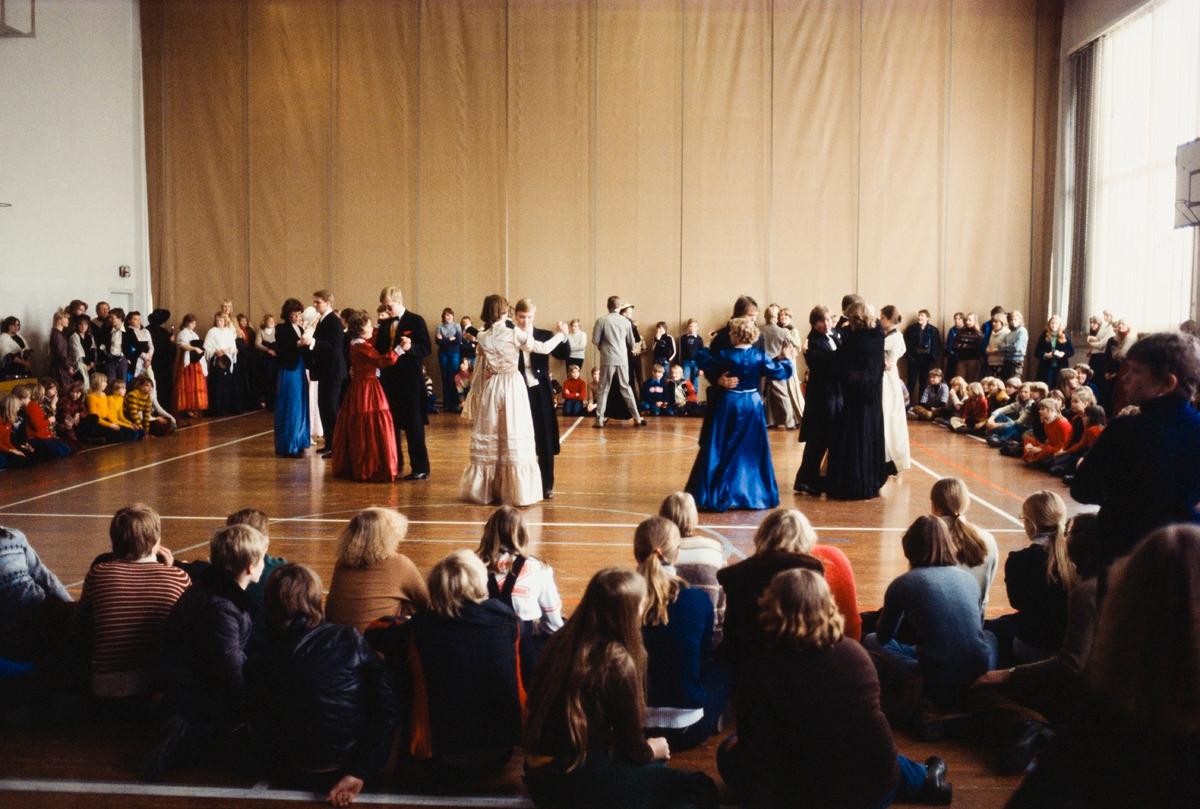 Vanhojentansseja katsottiin Helsingin Käpylässä vuonna 1977. Kuva Helsingin kaupunginmuseo.