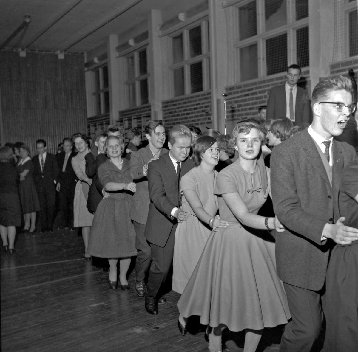 Munkkiniemen yhteiskoulussa tanssittiin letkajenkkaa vuonna 1957 tai 1958. Kuva Kari Hakli, Helsingin kaupunginmuseo
