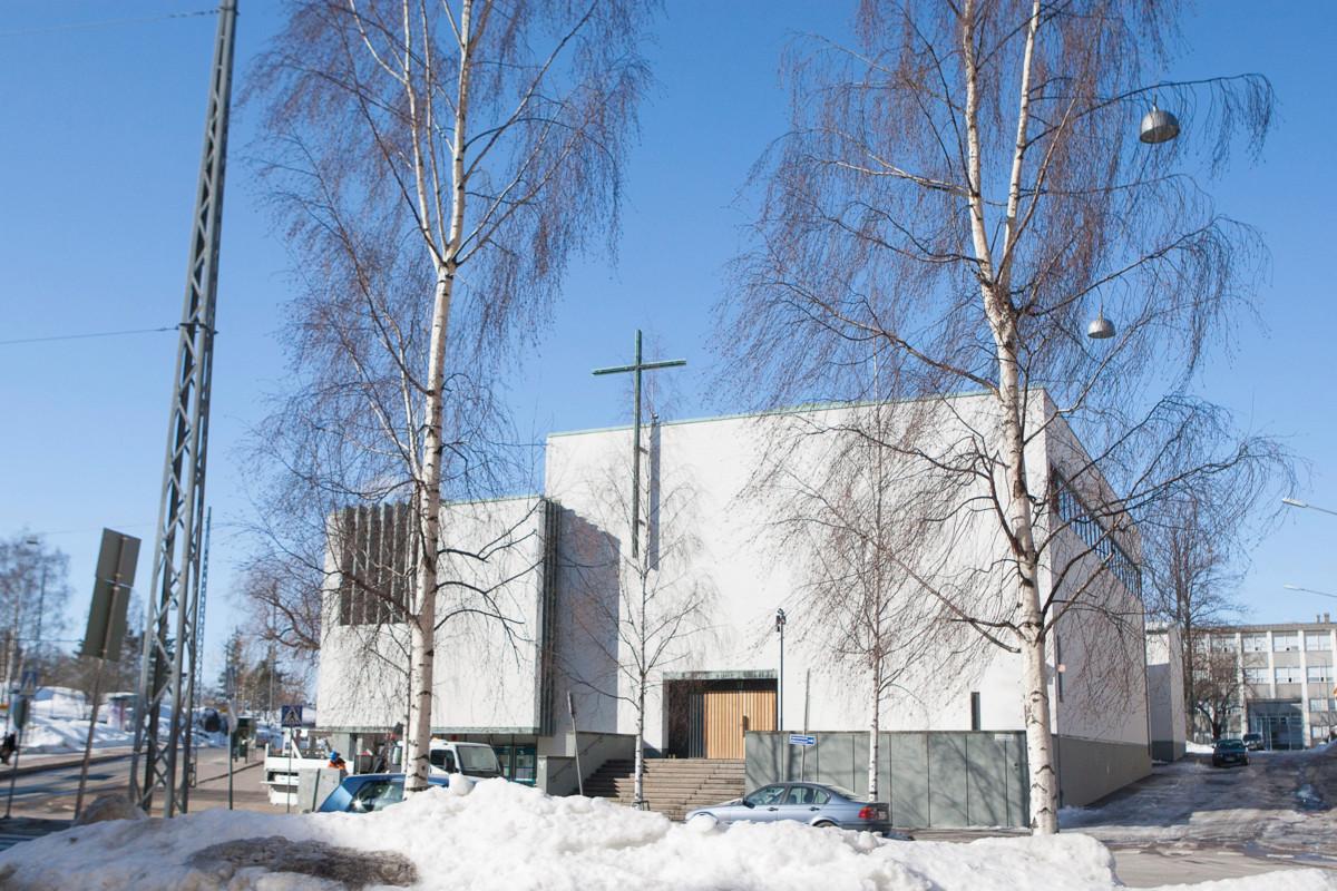 Alppilan kirkko Linnanmäen naapurissa on vilkkaassa käytössä, mutta mistä rahat rakennuksen vaatimaan laajaan peruskorjaukseen? Kuva: Markku Pihlaja