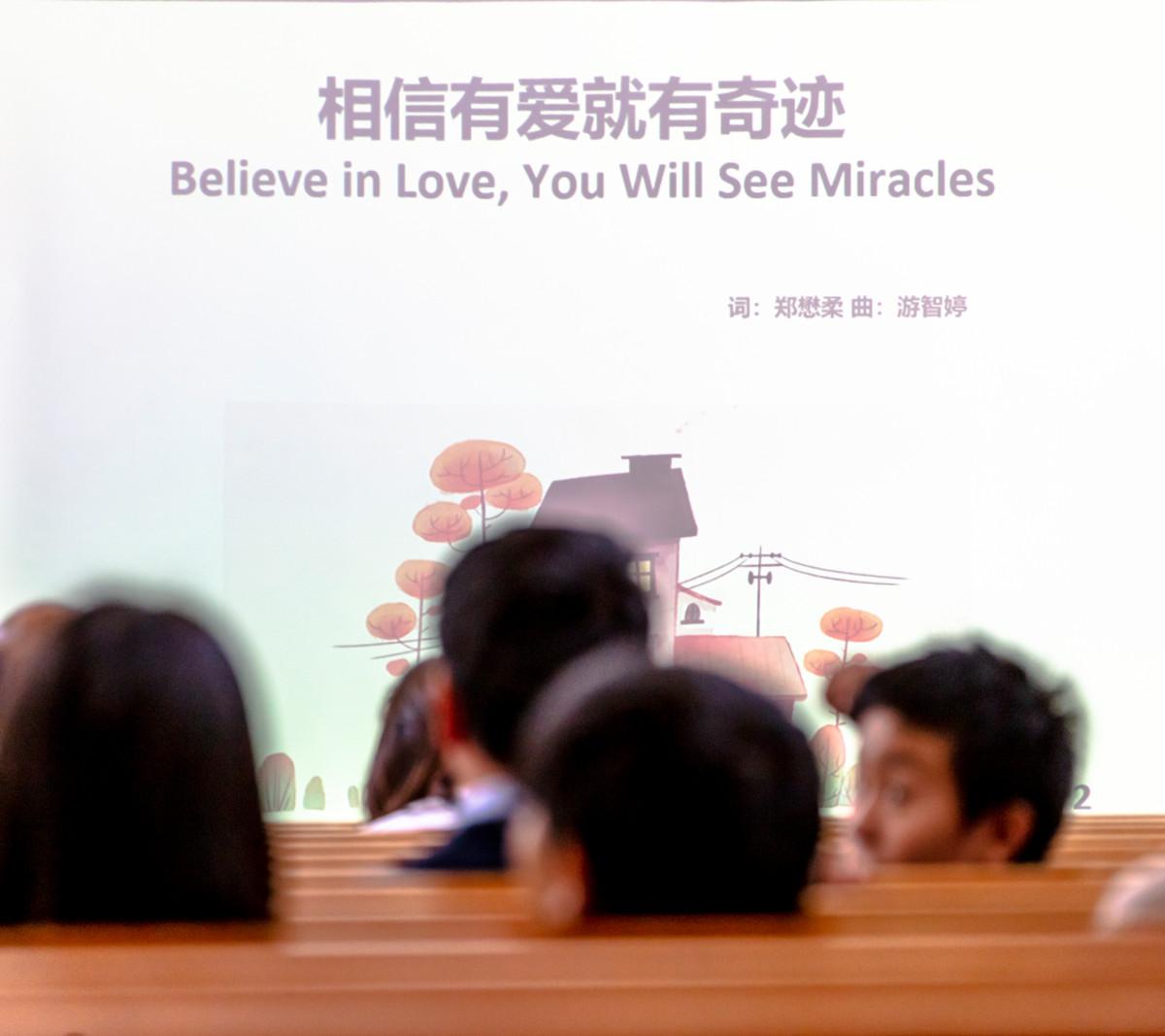 Alppilan kirkolla vietetään kiinankielistä messua. 
