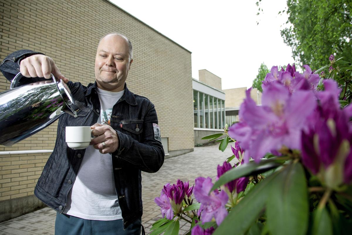 Jukka-Pekka Virtanen isännöi Hyvän Mielen Kesäcaféssa Myyrmäen kirkolla.