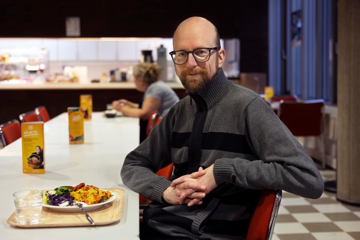 Panu Pihkala kertoo säätäneensä ruokavaliotaan ympäristö- ja eläineettisten seikkojen vuoksi. Välillä hän joutuu muistuttamaan itseään ruoan arvosta. Lounaspaikkana oli hävikki­ravintola Waste & Feast Kalliossa. 