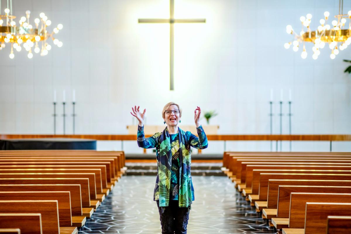 Gospelia Kaikille -kuoro harjoittelee eri kirkoissa. Kuoronjohtaja Nina Pakkanen kuvattuna Meilahden kirkossa vuonna 2020. Kuva: Sirpa Päivinen