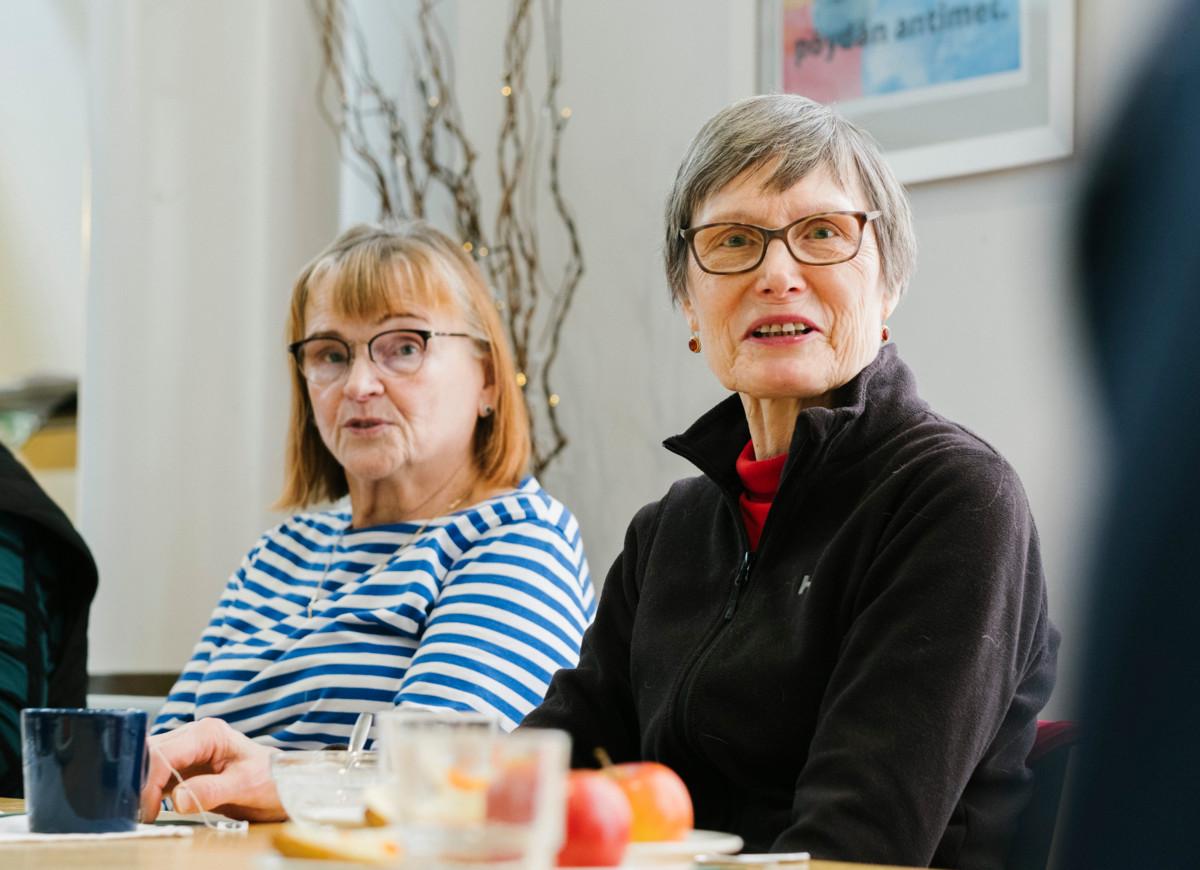 Mirjami Löllö (vas.) ja Kerttu Ruokonen tapaavat melkein joka tiistai lounaan merkeissä Rekolan kirkolla.