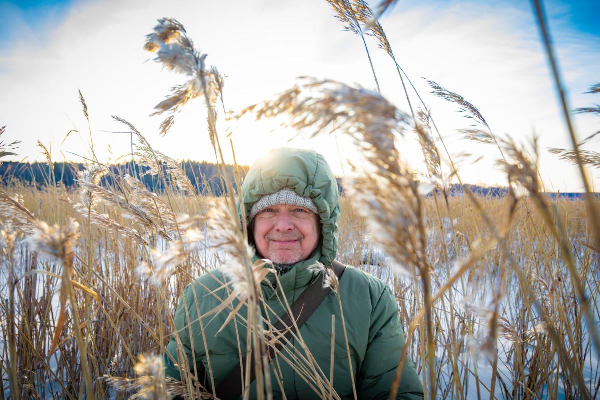 Petteri Saario hakeutuu mieluiten ulos, ja sisällä ollessaan hän menee ikkunan ääreen.