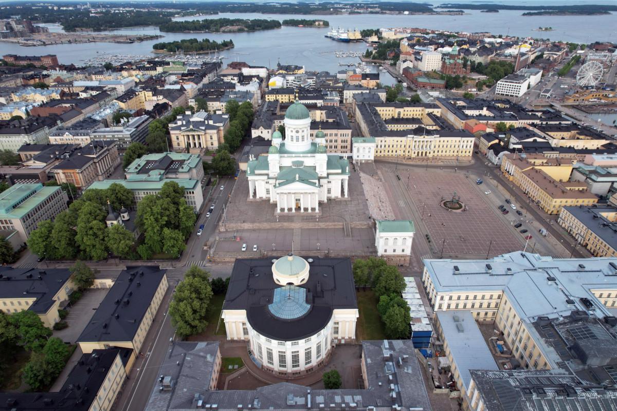 Kesäkaudella 2024 kunnostetaan Tuomiokirkon länsi- ja pohjoispuolen julkisivut. Etualalla Kansalliskirjasto, oikealla yliopiston päärakennus. Kuva on otettu länsisuunnasta.