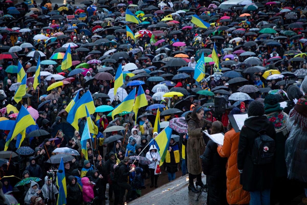 Kuoronjohtaja Saara Ruuska johti suurta yhteisökuoroa, jossa lauloivat Perespiv-kuoro, Kalyna-kuoro, lapsikuoro Yasni sekä Maailma-kuoro.