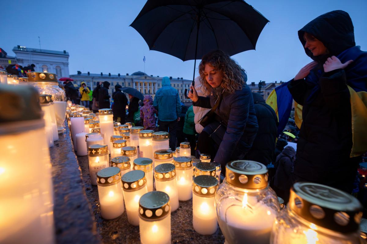 Ukrainalainen Liliia Troianenko laski kynttilän Tuomiokirkon portaille.