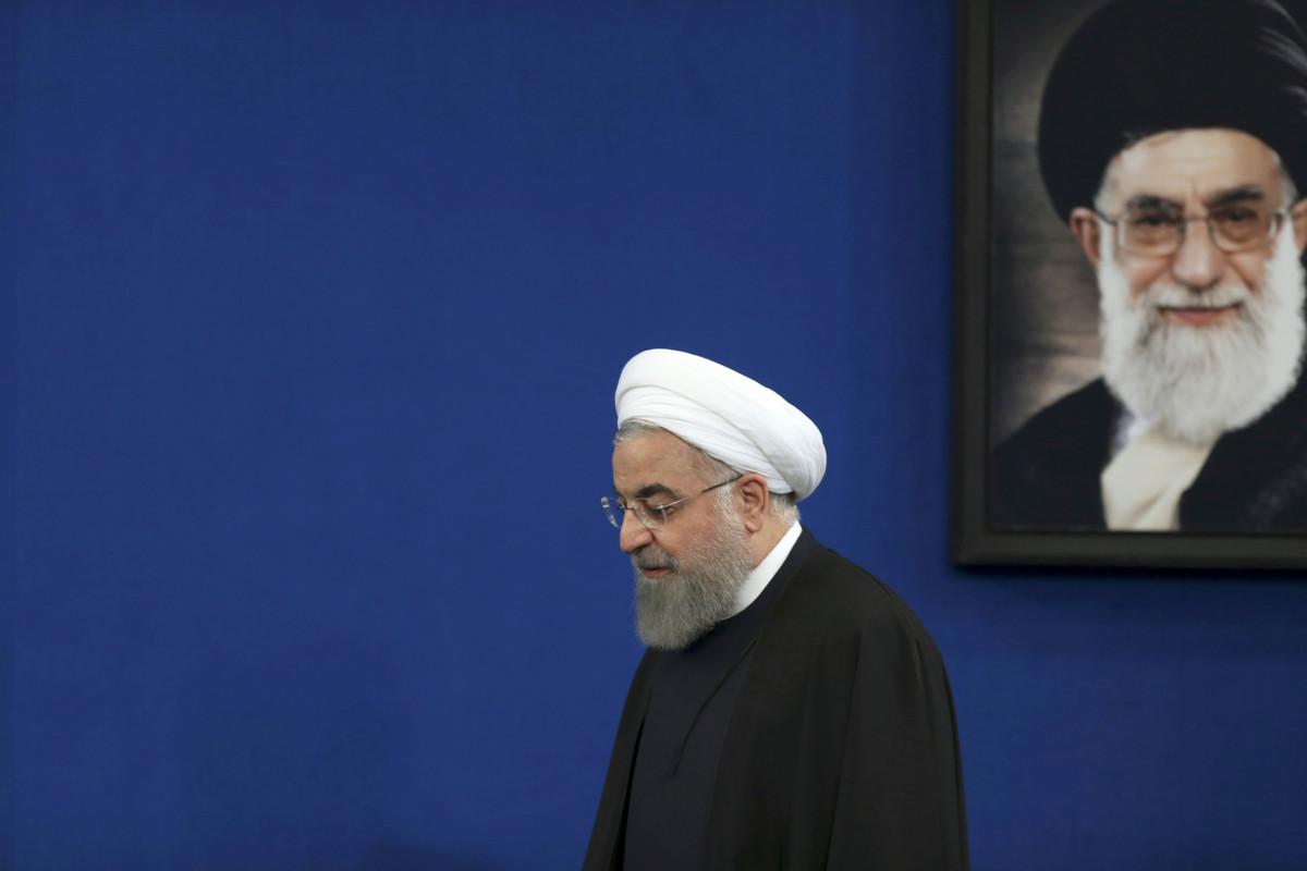 Vuonna 2018 otetussa kuvassa silloinen presidentti Hassan Rouhani kävelee ajatollah Ruhollah Khomeinin kuvan ohi. Maan johdon epäsuosioon joutunut Rouhani ei saa osallistua Iranin vaaleihin. Kuva: Vahid Salemi/ AP/Lehtikuva 