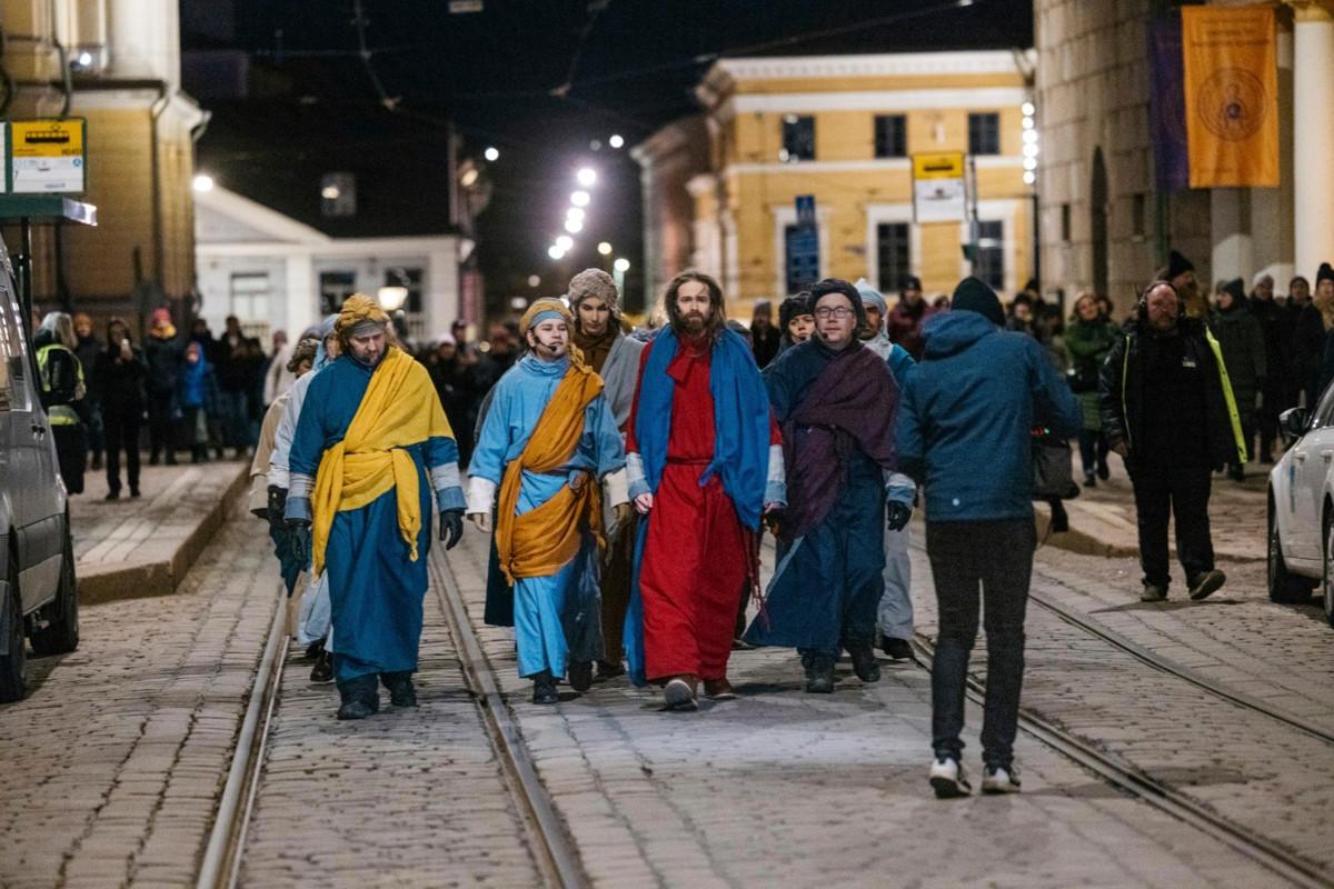 Via Crucis – Ristin tie -esitys perustuu keskiaikaiseen eurooppalaiseen perinteeseen. Vuonna 2023 Jeesuksen roolissa nähtiin Panu Haavisto (keskellä), ja niin myös tänä vuonna.