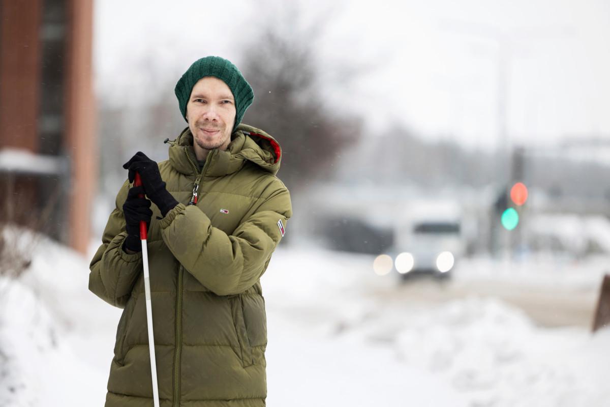 Kuusi vuotta stand up -komiikkaa tehnyt Tommi Vänni pystyy liikkumaan kotikulmillaan omin päin, mutta lähtiessään kauemmaksi hän tarvitsee avustajaa.