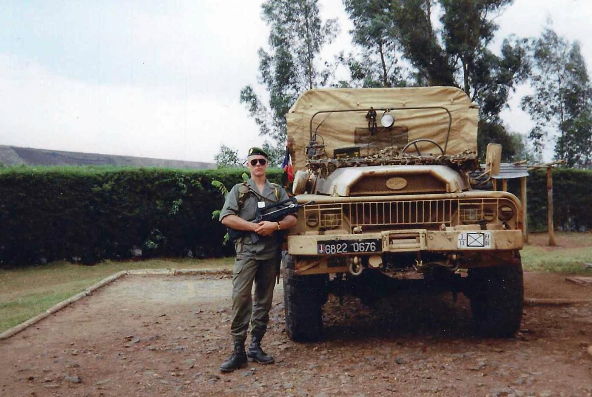 Rauno Juhola liikkui Ruandassa Ranskan muukalaislegioonan VLR-maasto­autolla. Kuva: Rauno Juholan kotialbumi.