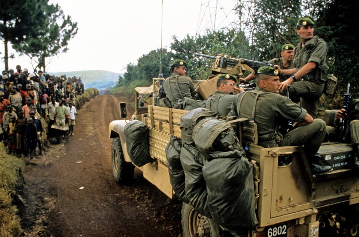 Ranskan muukalaislegioonan sotilaita etenemässä ruandalaisella tiellä. Vastaan kävelee joukko pakolaisia. Kuva: José Nicolas, kirjasta Operaatio Turkoosin taistelija.