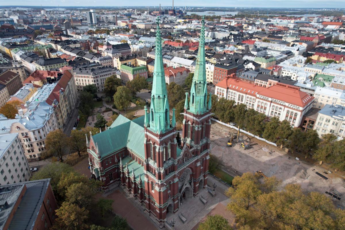 Helsingin Korkeavuorenkadulla sijaitseva Johanneksenkirkko on tunnettu kaksoistorneistaan.