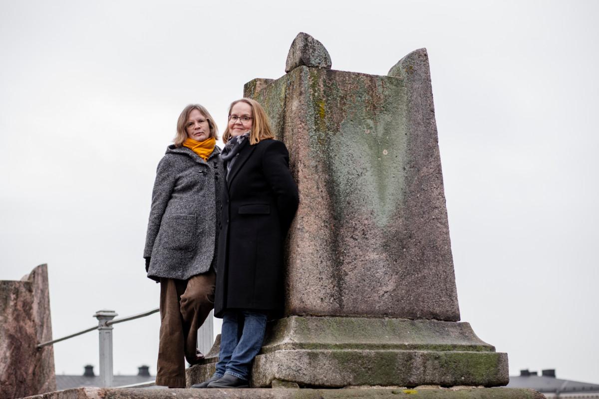 Psalmien suomentajat Katja Seutu (vas.) ja Kirsi Valkama kuvattiin Helsingin tuomio­kirkon luona. Aidan pylväiden päissä on neljä sarvea kuten Vanhassa testamentissa kuvataan alttareissa olleen.