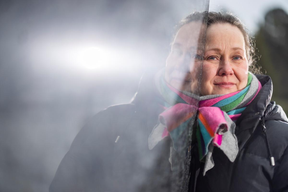 Anne Rauma on työskennellyt pitkään terveydenhuoltoalalla. Oman äidin saattohoito herätti halun tukea muitakin ihmisiä kuoleman lähestyessä.
