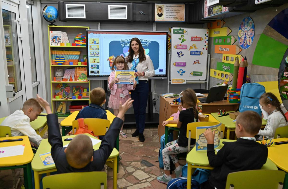 Ukrainalaislapset jatkavat Harkovassa ilmahälytysten aikana koulunkäyntiä metroasemalle perustetussa luokkahuoneessa.