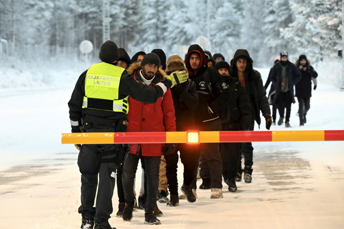 Suomeen Venäjän kautta pyrkivät turvapaikanhakijat käynnistivät keskustelun niin sanotusta pushback-menettelystä, jossa ihminen käännytetään heti, ilman turvapaikkaprosessia. Kuva marraskuulta 2023, Suomen ja Venäjän rajalta Sallasta.
