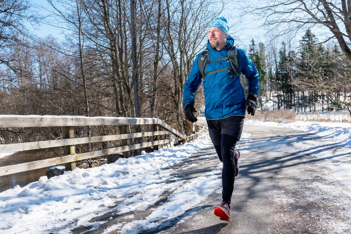 Pappi ja ultrajuoksija Heikki Lehti on juossut Espoon uuden pyhiinvaellusreitin päästä päähän.– Reitillä on varsinkin keväällä ja kesällä tosi kaunista, hän sanoo.