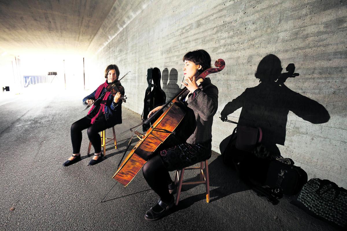 Jouset soivat. Maija (vas.) ja Elsa Sihvola kokeilevat tulevaa konserttiaan varten, miltä soitto kuulostaa Lahdentien alittavassa tunnelissa.
