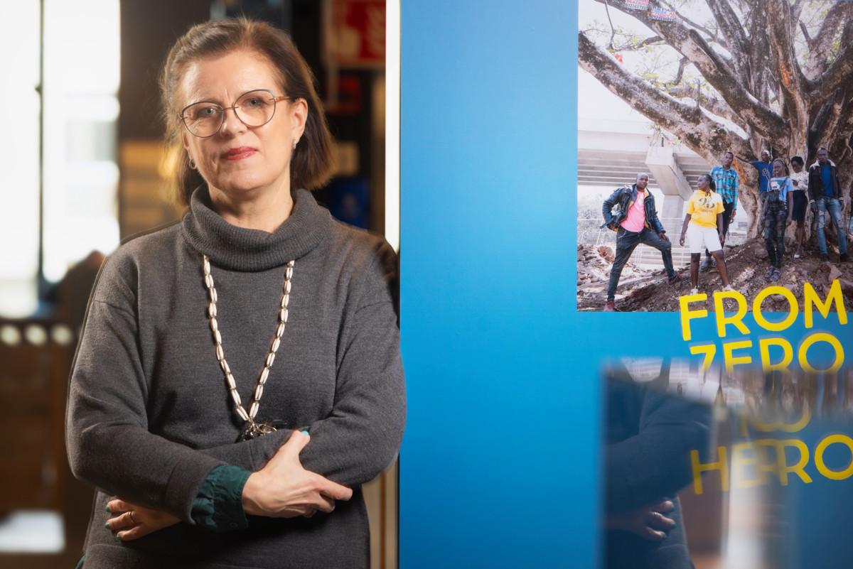 Helinä Rautavaaran museon intendentti Katri Hirvonen-Nurmen mukaan From Zero to Hero -näyttelystä löytyy samastumiskohteita kaikille nuorille.  
