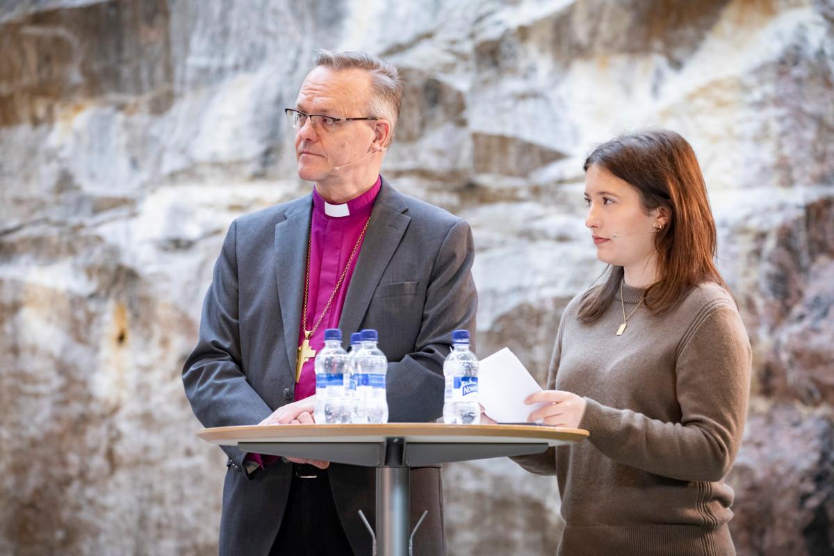 Tapio Luoma ja Nella Salminen nostivat esiin nuorten lähettämiä kysymyksiä.