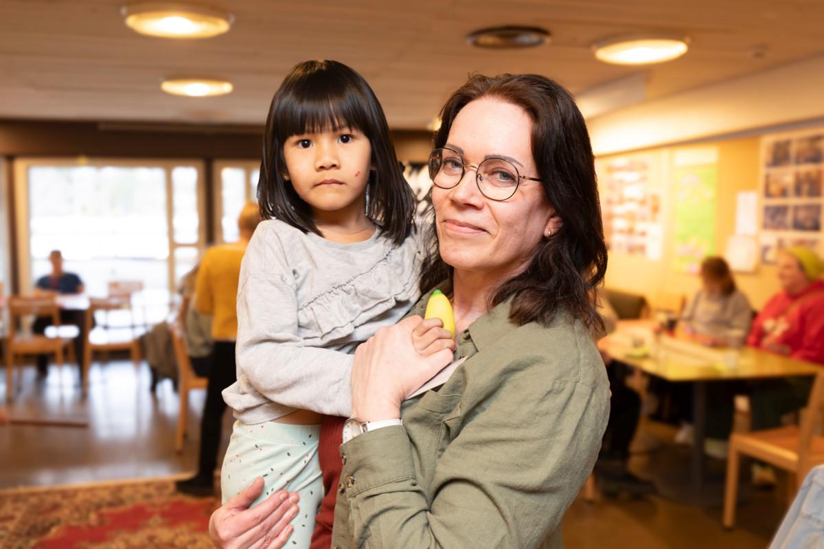 Kahvilassa käy myös lapsia vanhempineen. Minna-Sisko Mäkisen sylissä on osallistujan tytär Linh.