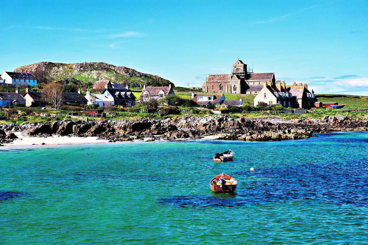 Kaukana ja rauhassa. Iona-yhteisö kunnosti raunioituneetkin luostarialueen rakennukset, joista vanhimmat ovat 1100-luvulta. Niitä hoitaa nyt Historic Scotland.