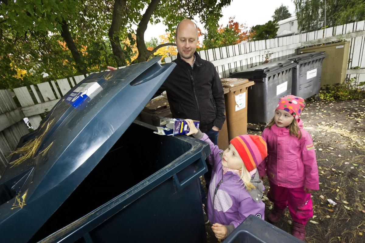 Miki Leskinen vie roskia tyttäriensä Sofin (edessä) ja Sirin kanssa. Tapiolalaisessa asunto-osakeyhtiössä joudutaan miettimään, mikä olisi järkevin tapa sijoittaa jäteastiat, kun uudet lajittelumääräykset tulevat voimaan tammikuussa 2014. Kuva: Jukka Granström