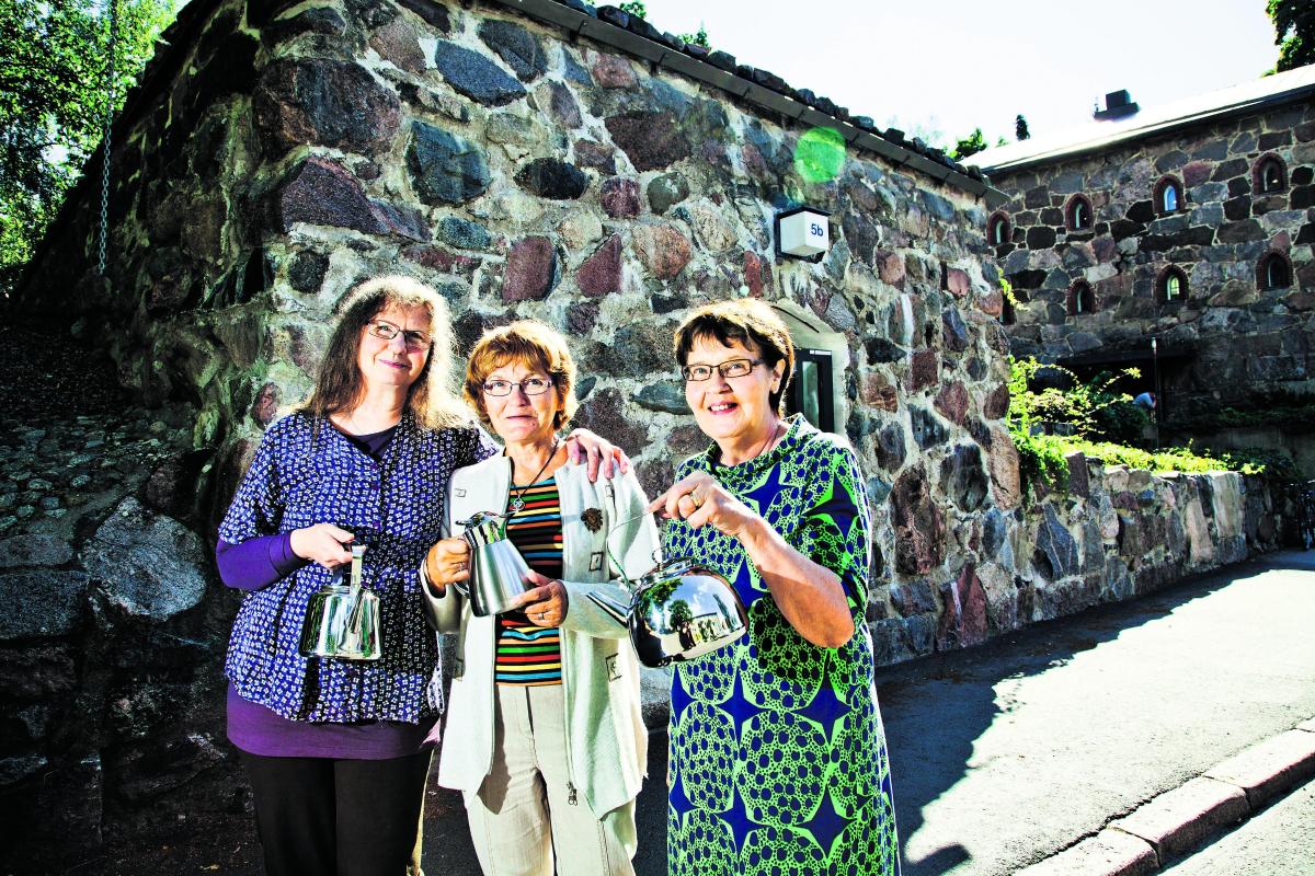 Pannu kuumana. Eeva Palje (vas.), Merja Totro ja Kyllikki Kalliokoski vastaavat vuorollaan Puotilan olohuoneen toiminnasta.