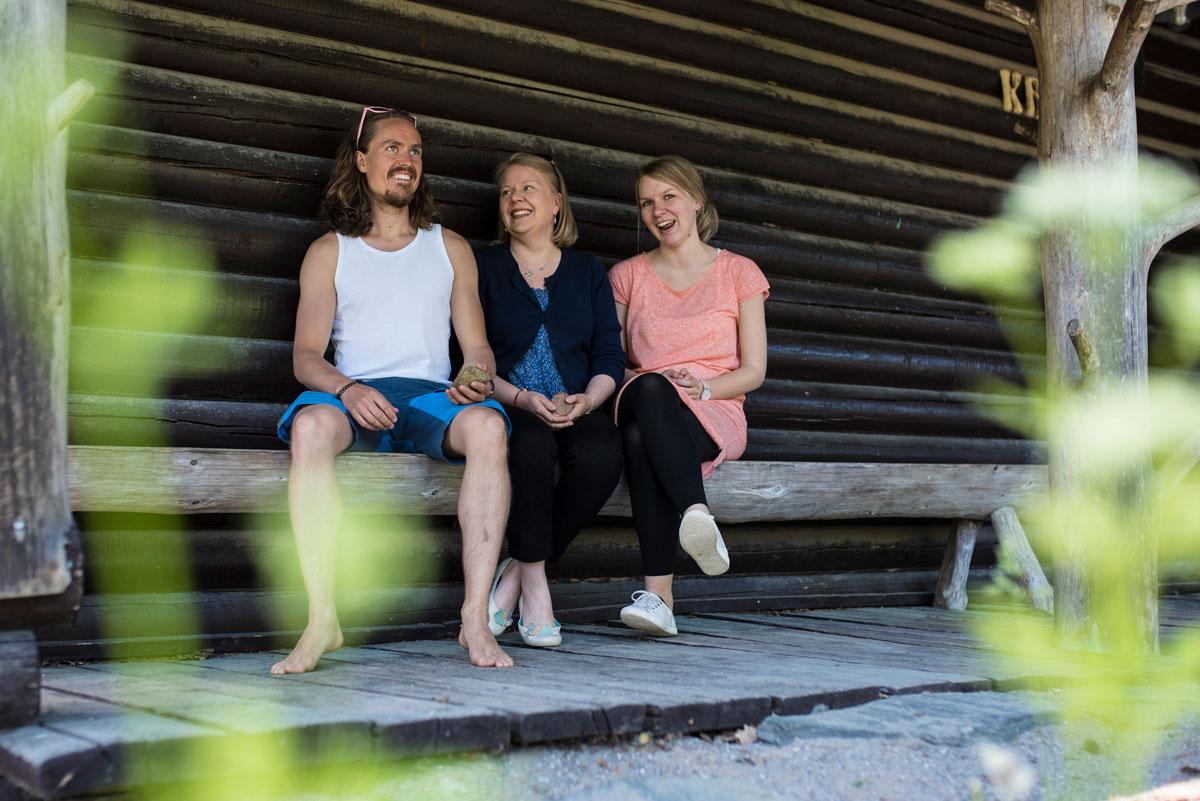 Nuorisotyöntekijä Jonna Peitson (keskellä) mielestä riparilaisten perustietämys kristinuskosta on heikentynyt. Vasemmalla pastori Lauri Holma ja oikealla kanttori Hanna Virtanen.