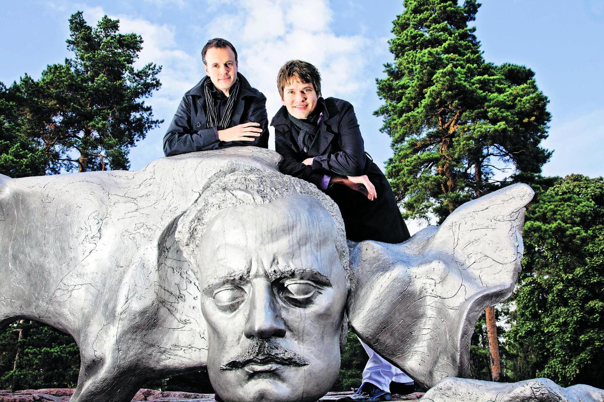 Sibelius innoittaa. Rait Karm (vas.) ja Jussi Makkonen esittävät konserteissaan säveltäjän tunnettuja teoksia ja kertovat niihin liittyviä tarinoita.