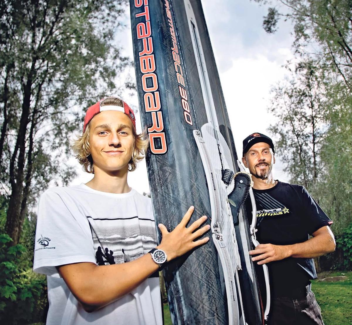 Daniel ja Juha Blinnikka harrastavat purjelautailua ja ovat paitsi poika ja isä myös valmennettava ja valmentaja.