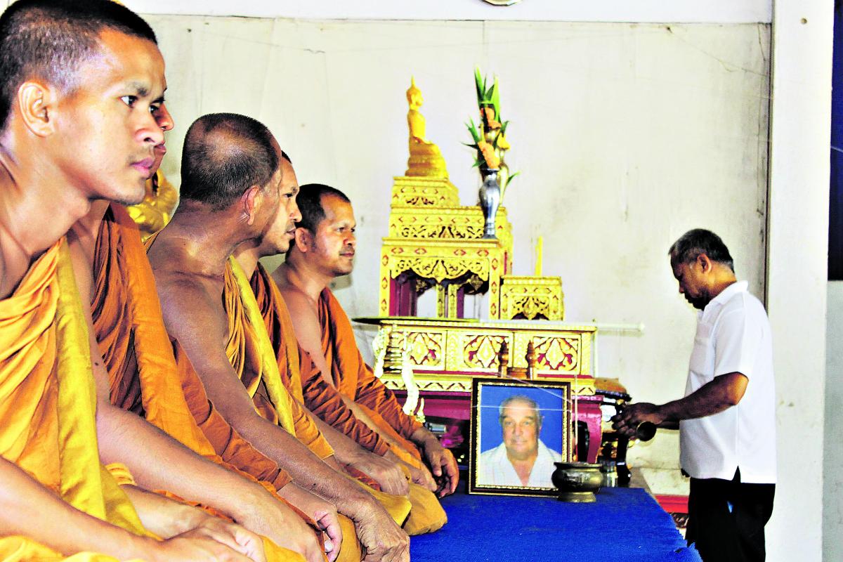 Saattajat ja vainaja. Suomalainen Bengt Jonsson sai kuollessaan buddhalaiset hautajaiset, vaikka toive oli toinen.