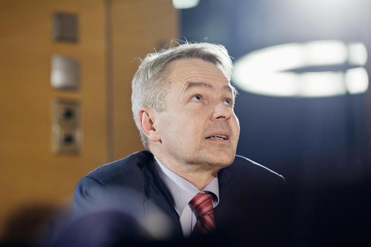 Pekka Haavisto uskoo, että yksilökeskeinen aika taittuu pian ja ihmiset alkavat taas ratkoa yhteisiä ongelmia yhdessä. Kuva: Jani Laukkanen