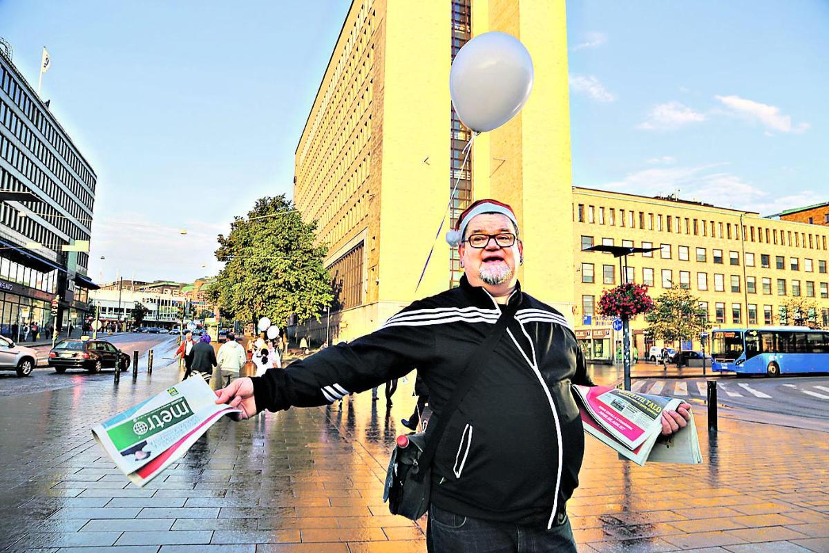 Kuorolainen. Makla Laine mainosti joululaulukilpailua laulaen.