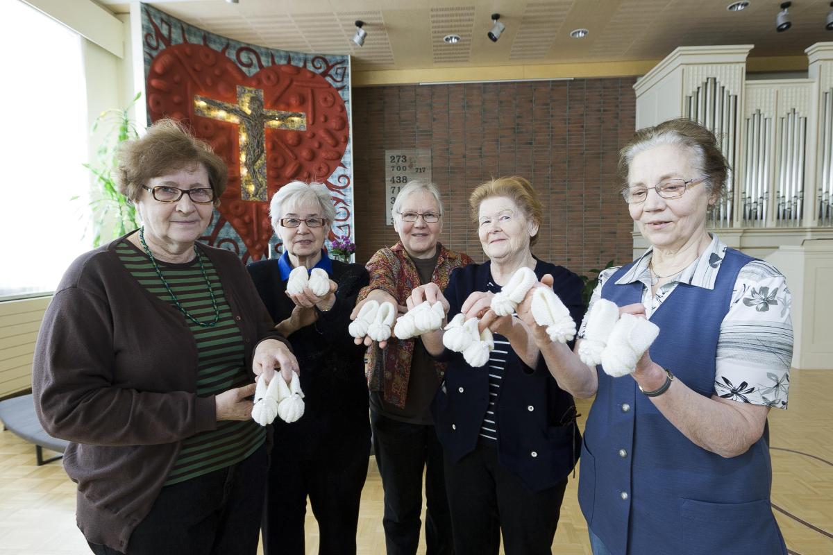 Töppösten tekijöistä paikalla ja kuvassa vasemmalta Terttu Lindqvist, Sinikka von Gerdten, Anja Tiensuu, Tuula Larmala ja Eeva Saarinen. Kuva:Laura Vähäsarja