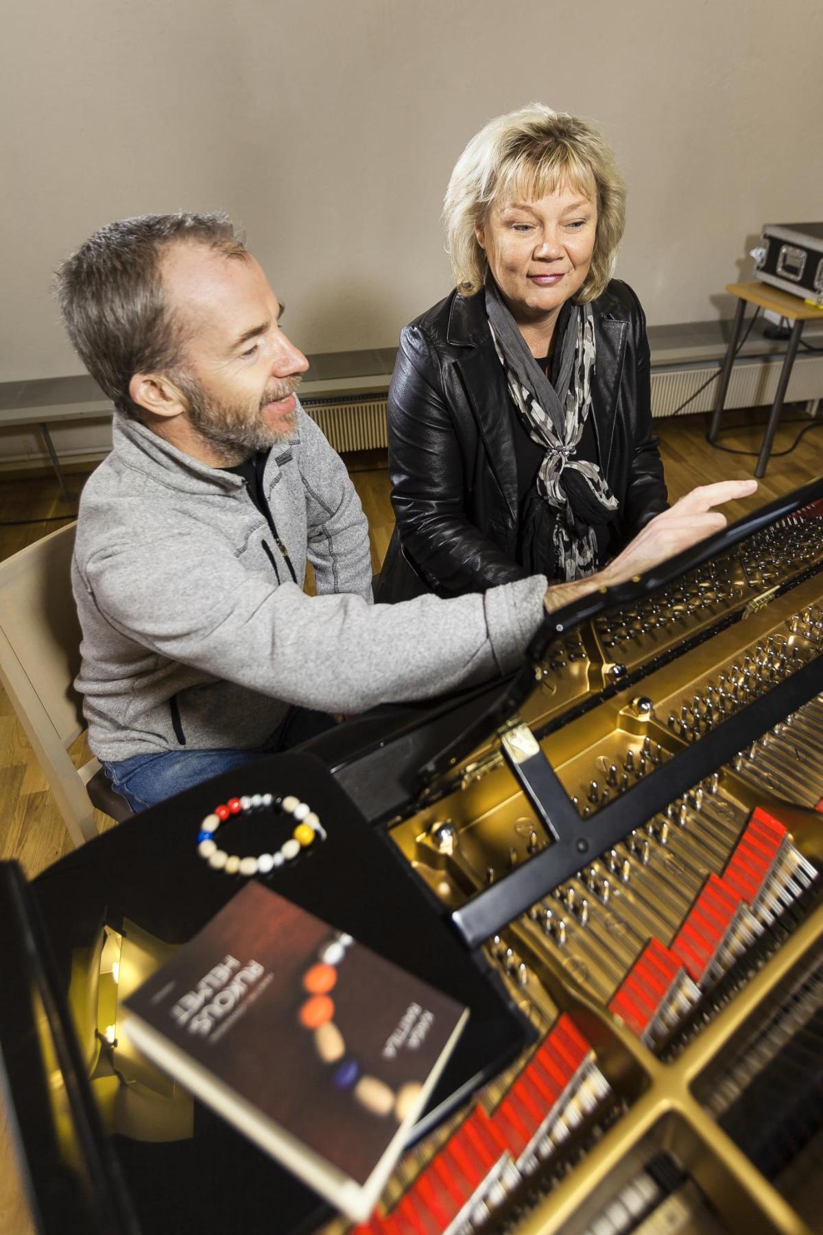 Muusikko Pekka Nyman sukelsi kanttori Anna-Liisa Haunion pyynnöstä rukoushelmien meditatiiviseen maailmaan. Sävellettyjä helmiä pääsee kuulemaan Espoon tuomiokirkon konsertissa lauantaina 24. marraskuuta. Kuva: Jukka Granström