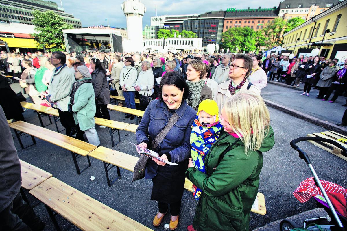 Armas aika. Annele Manninen (vas.) sekä Lilja ja Miia Höytyläinen lauloivat Suvivirttä Lasipalatsinaukiolla. Ystävysten mielestä suvivirsitapahtuma oli hyvä syytä tavata kaupungin keskustassa.