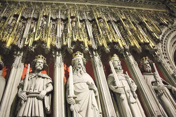 York Minsterin kirkon keskilaivassa on Englannin kuninkaita esittävä veistosseinä.