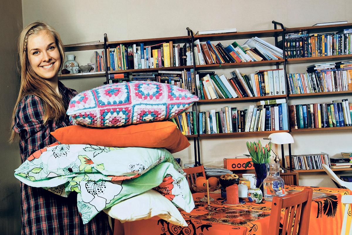 Kodin sydän. Elina Antikainen (kuvassa) ja Anna-Riina Hakala istuvat usein olohuoneessaan pitkiä iltoja teekupin äärellä. Sinne he aikovat majoittaa myös Taizé-tapahtuman vieraat. Teksti: Kuva Jani Laukkanen
